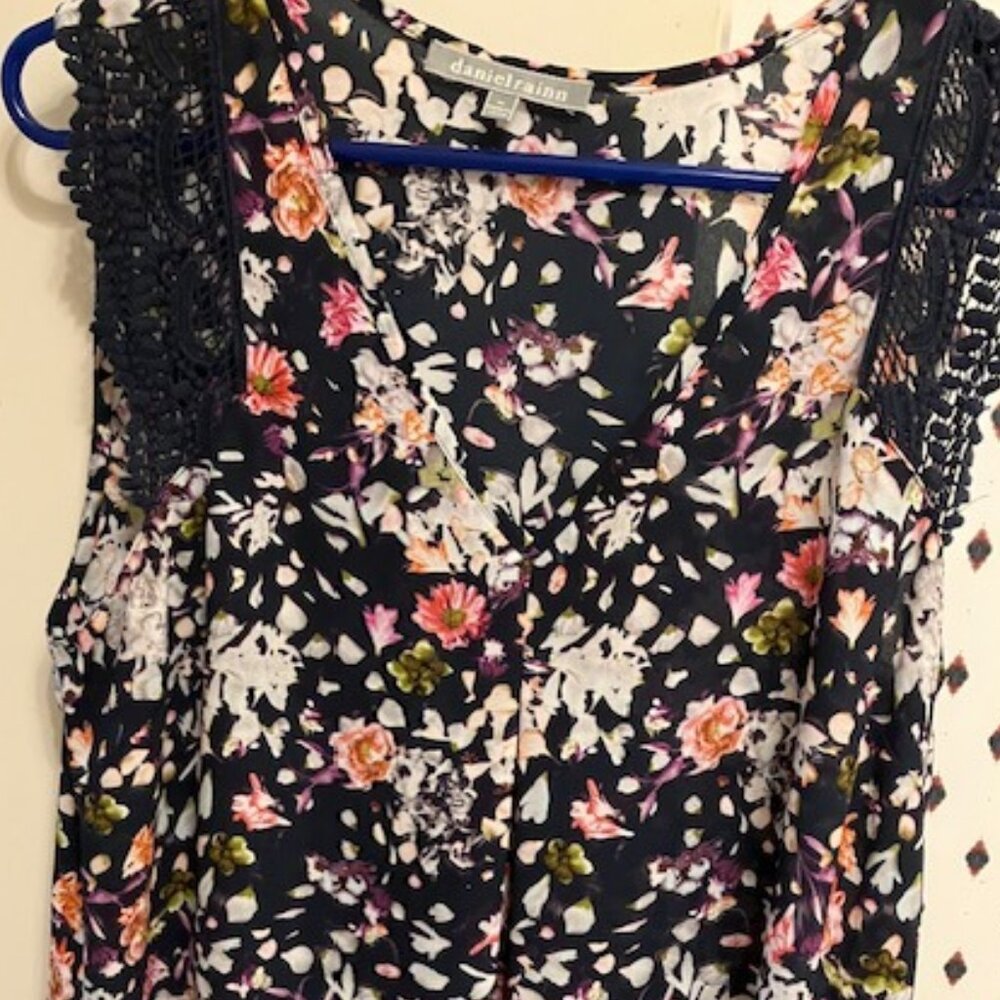 Daniel Rainn Woman’s Floral Sleeveless Blouse. Stitch Fix. Size M